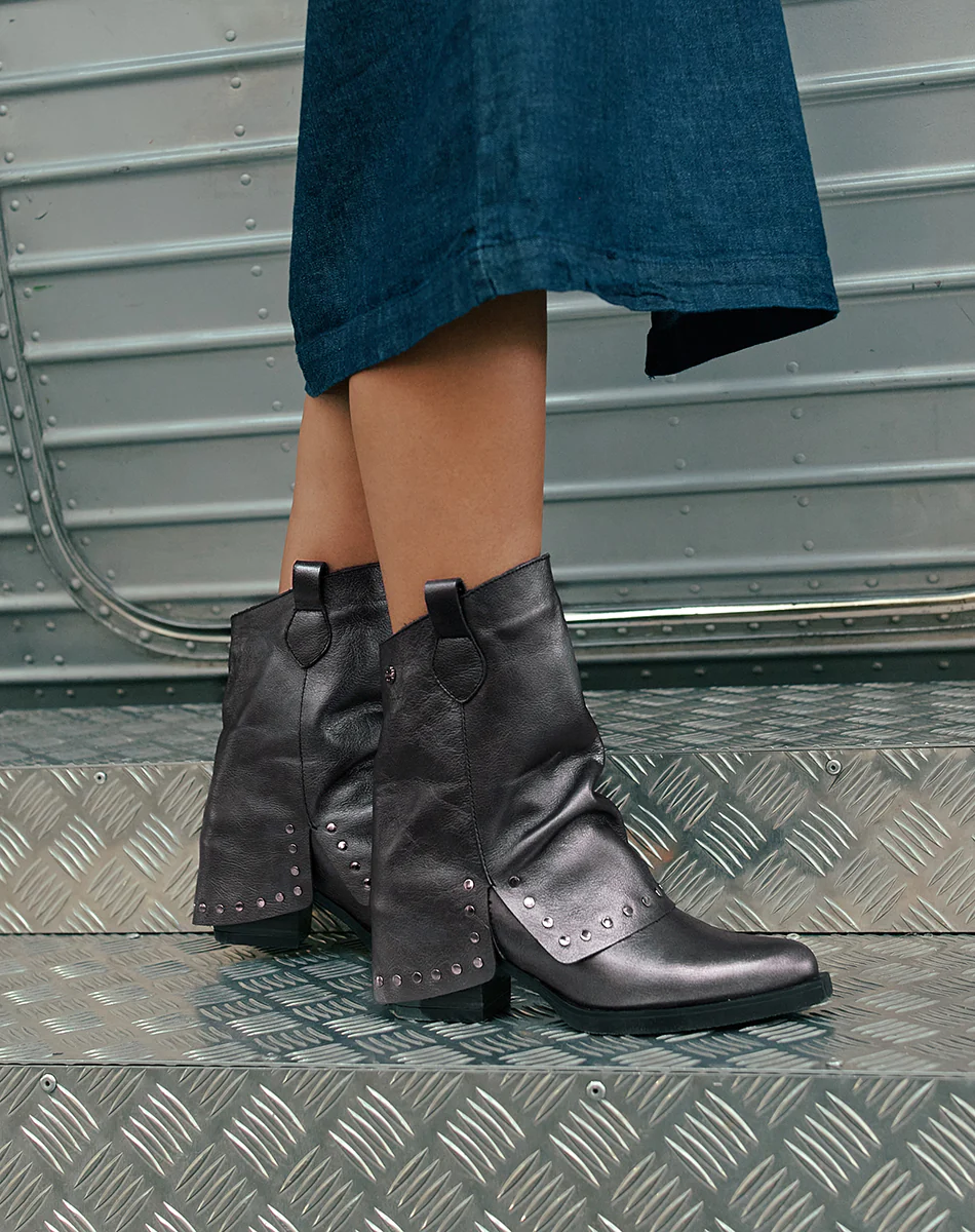 BOTAS DOBLE FAZ DE PIEL MOKA CON TACHUELAS FAITH