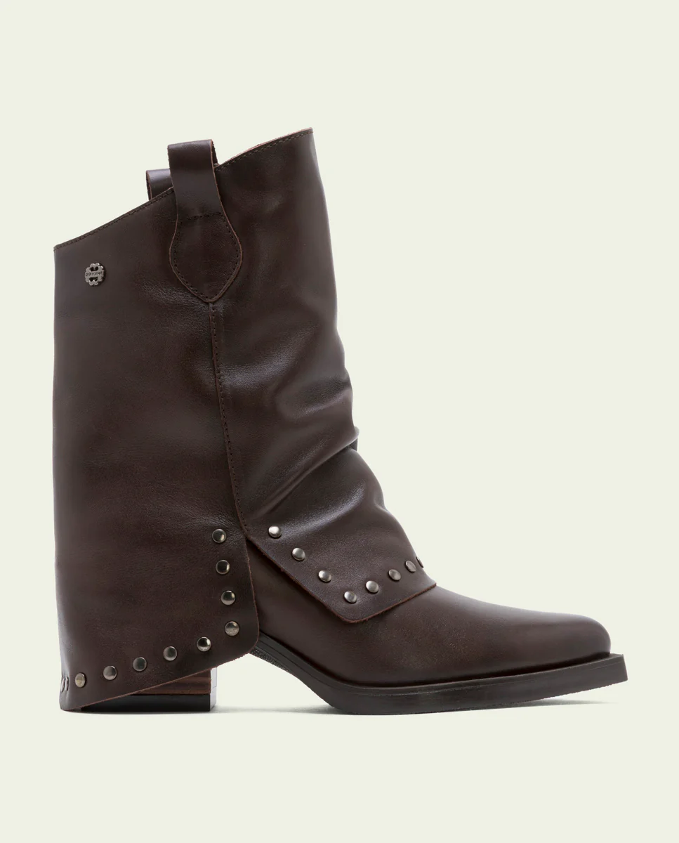 BOTAS DOBLE FAZ DE PIEL MOKA CON TACHUELAS FIORELLA