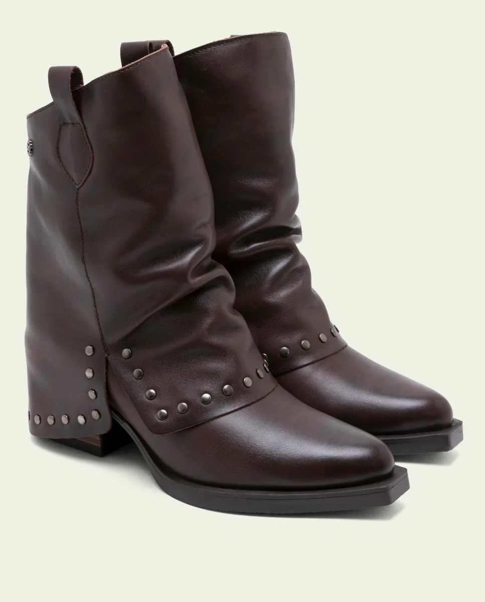 BOTAS DOBLE FAZ DE PIEL MOKA CON TACHUELAS FIORELLA - Image 2