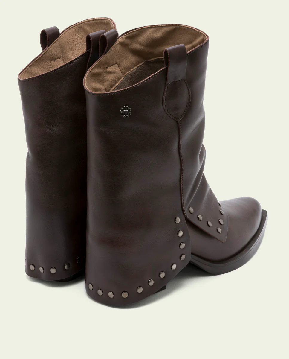 BOTAS DOBLE FAZ DE PIEL MOKA CON TACHUELAS FIORELLA - Image 3