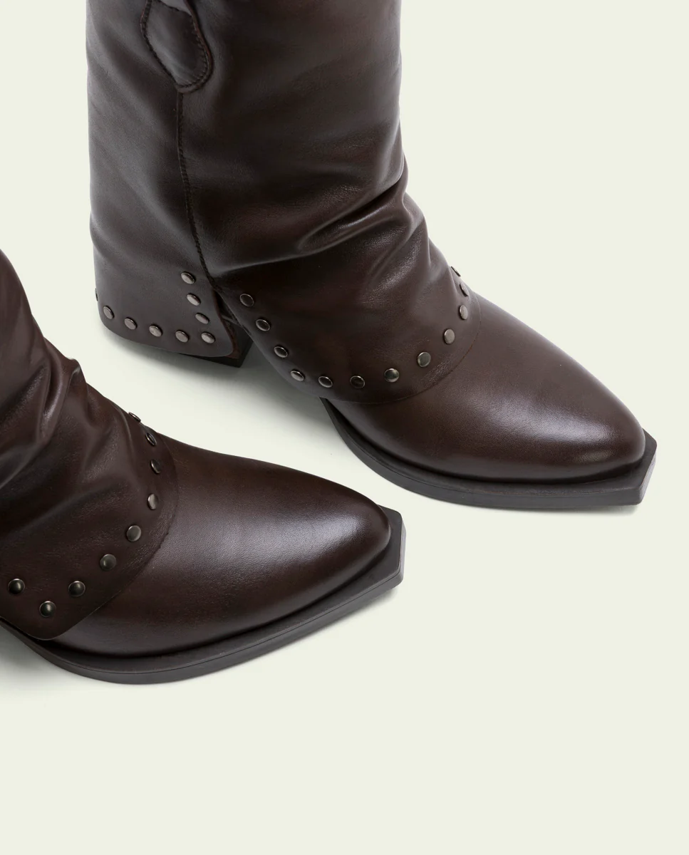 BOTAS DOBLE FAZ DE PIEL MOKA CON TACHUELAS FIORELLA - Image 4