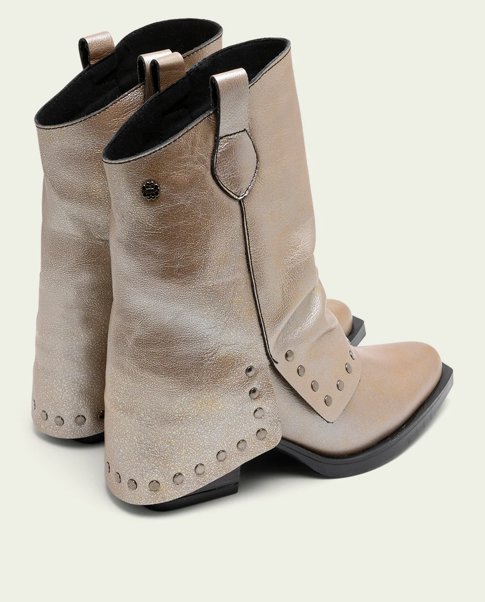 BOTAS DOBLE FAZ DE PIEL PLATINO CON TACHUELAS FAITH - Image 3