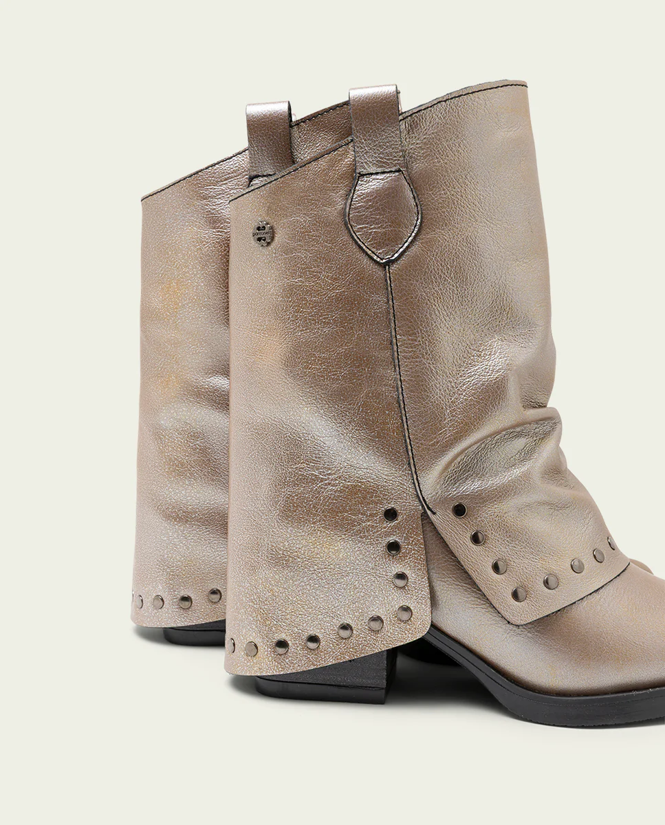 BOTAS DOBLE FAZ DE PIEL PLATINO CON TACHUELAS FAITH - Image 5