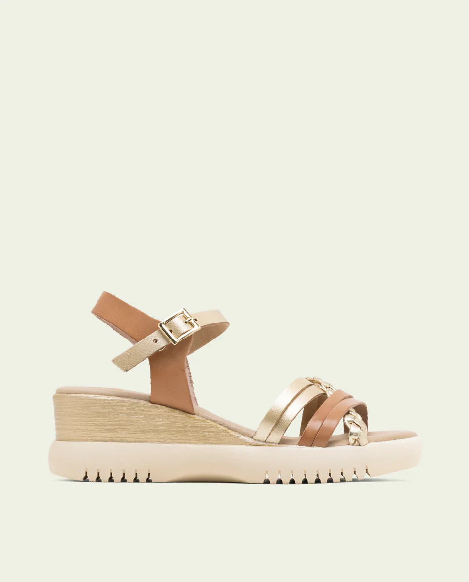 SANDALIA DE CUÑA DE PIEL DE TIRAS EMMA TAUPE ORO