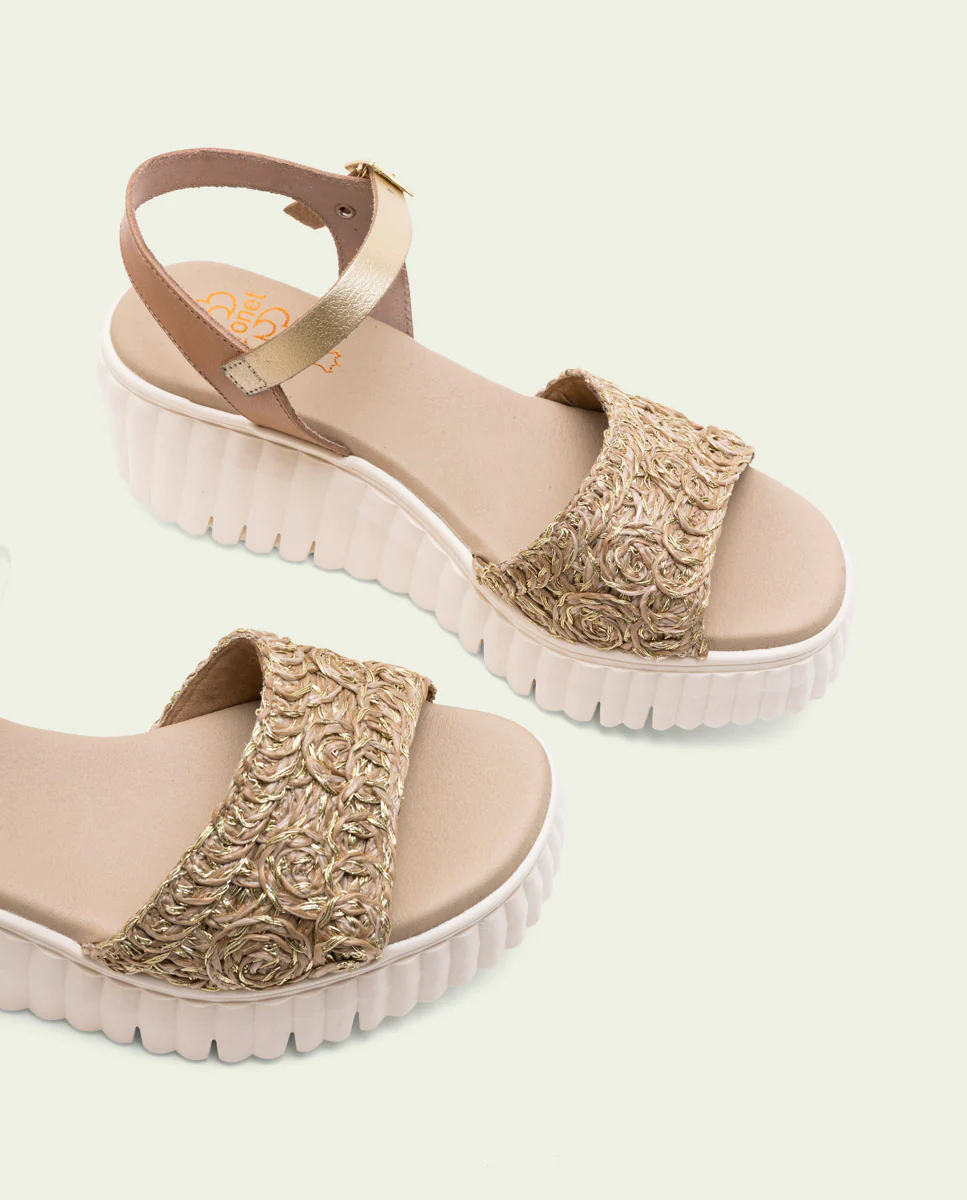 SANDALIA DE CUÑA DE PIEL DE TIRAS EIDER TAUPE ORO - Image 4