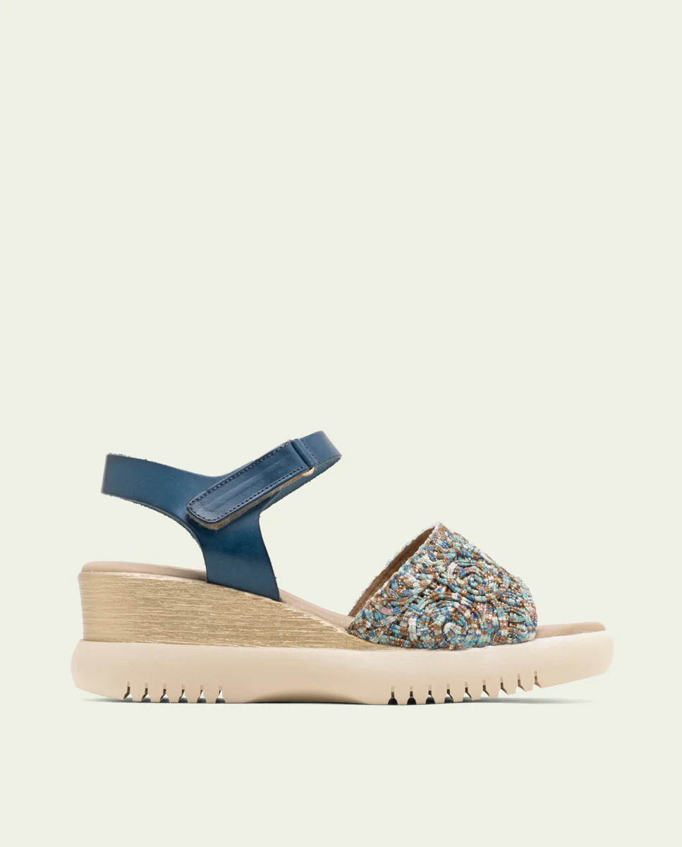SANDALIA DE CUÑA DE PIEL Y TEXTIL ELSA AZUL