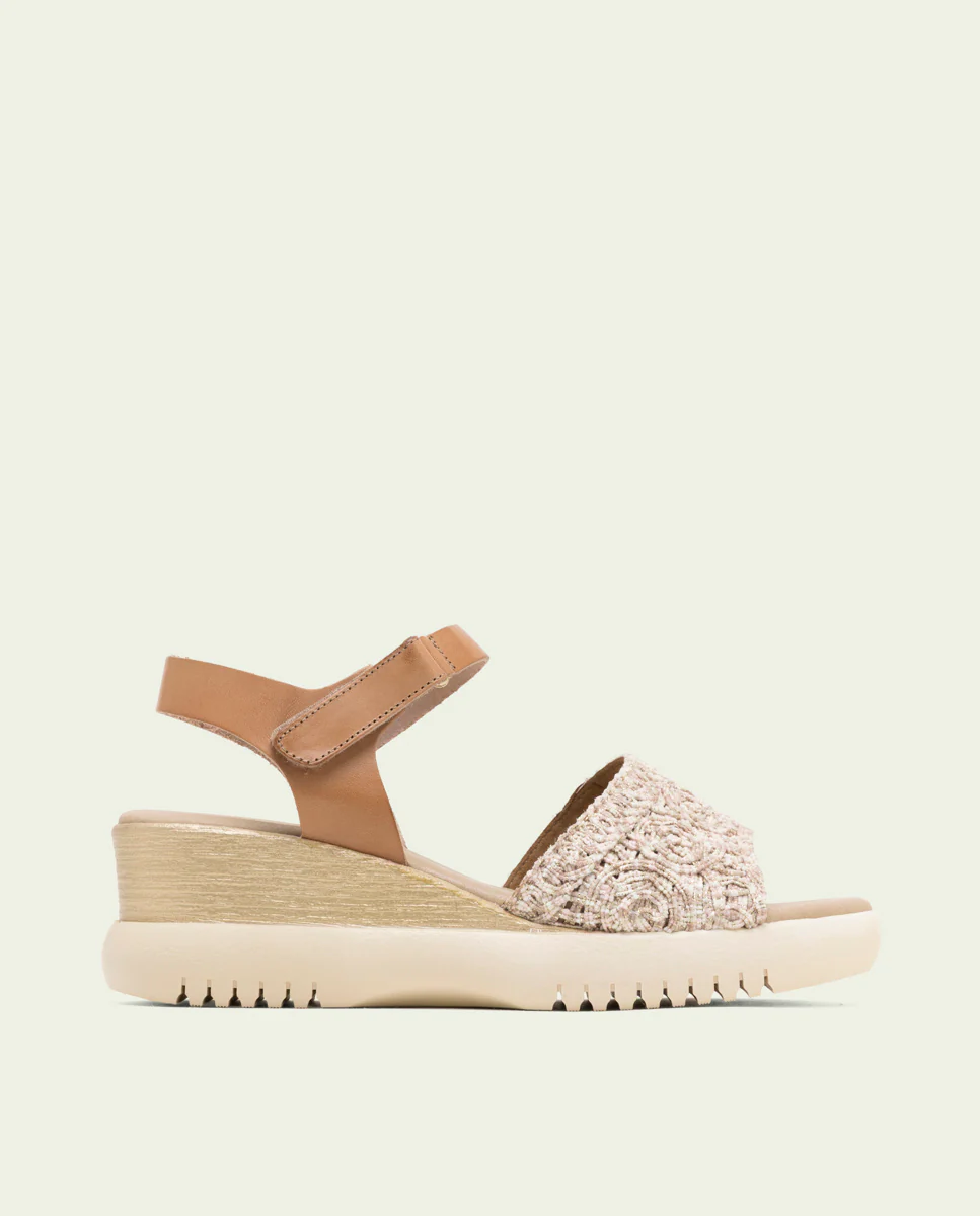 SANDALIA DE CUÑA DE PIEL Y TEXTIL ELSA TAUPE