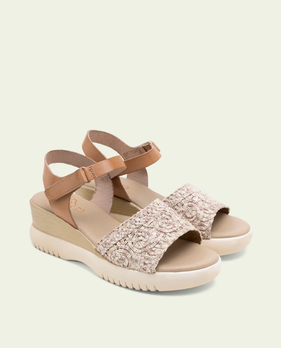 SANDALIA DE CUÑA DE PIEL Y TEXTIL ELSA TAUPE - Image 2