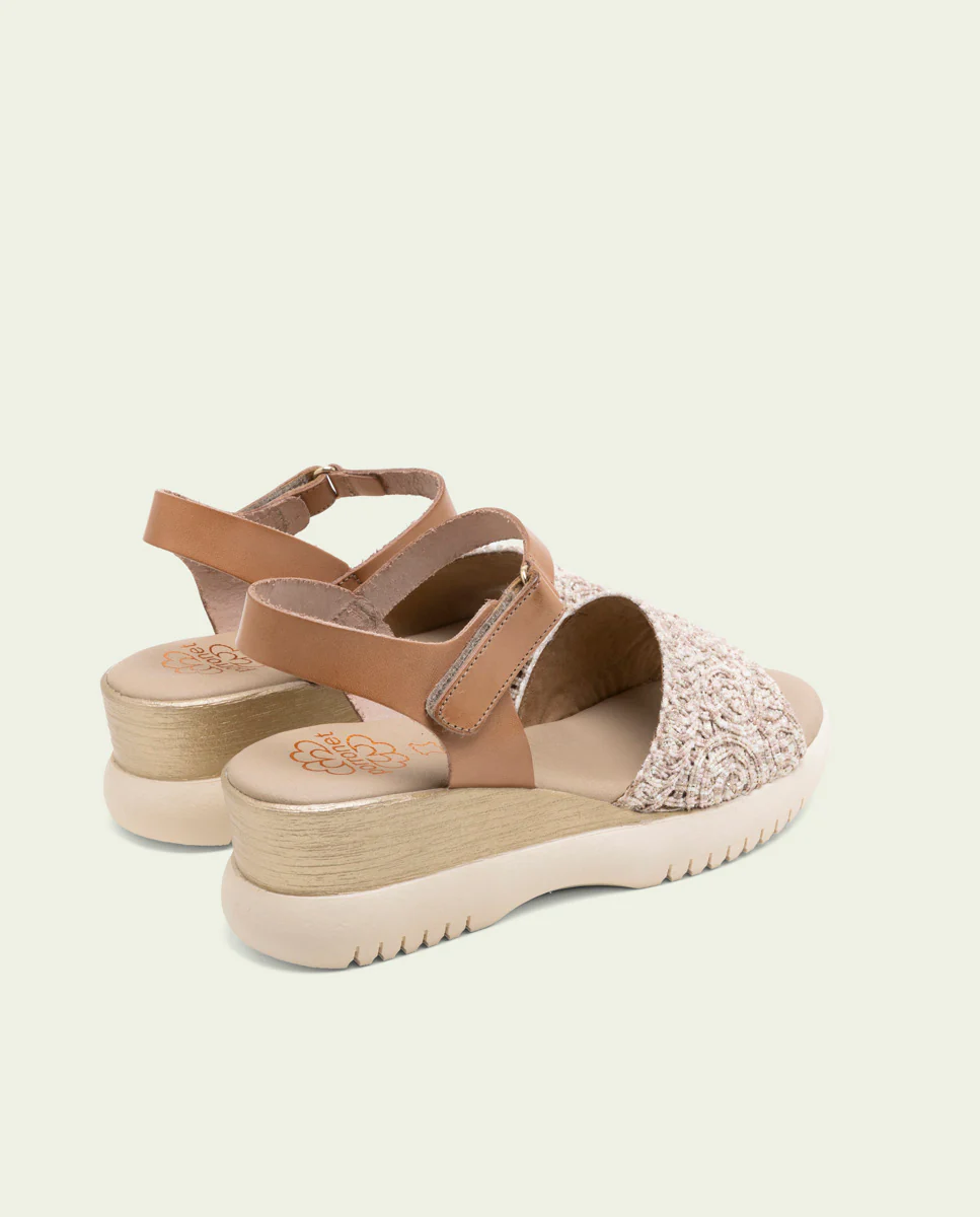SANDALIA DE CUÑA DE PIEL Y TEXTIL ELSA TAUPE - Image 3