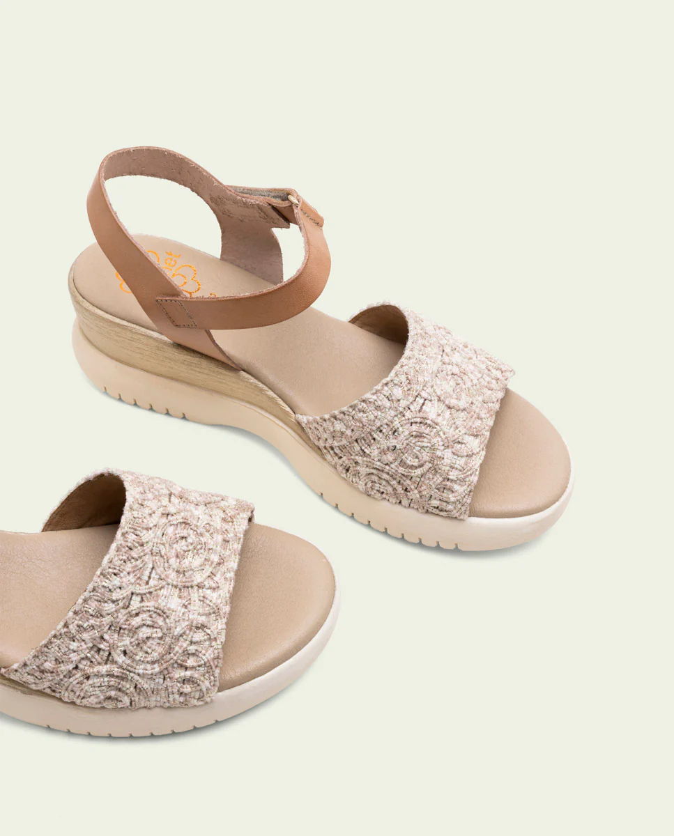 SANDALIA DE CUÑA DE PIEL Y TEXTIL ELSA TAUPE - Image 4