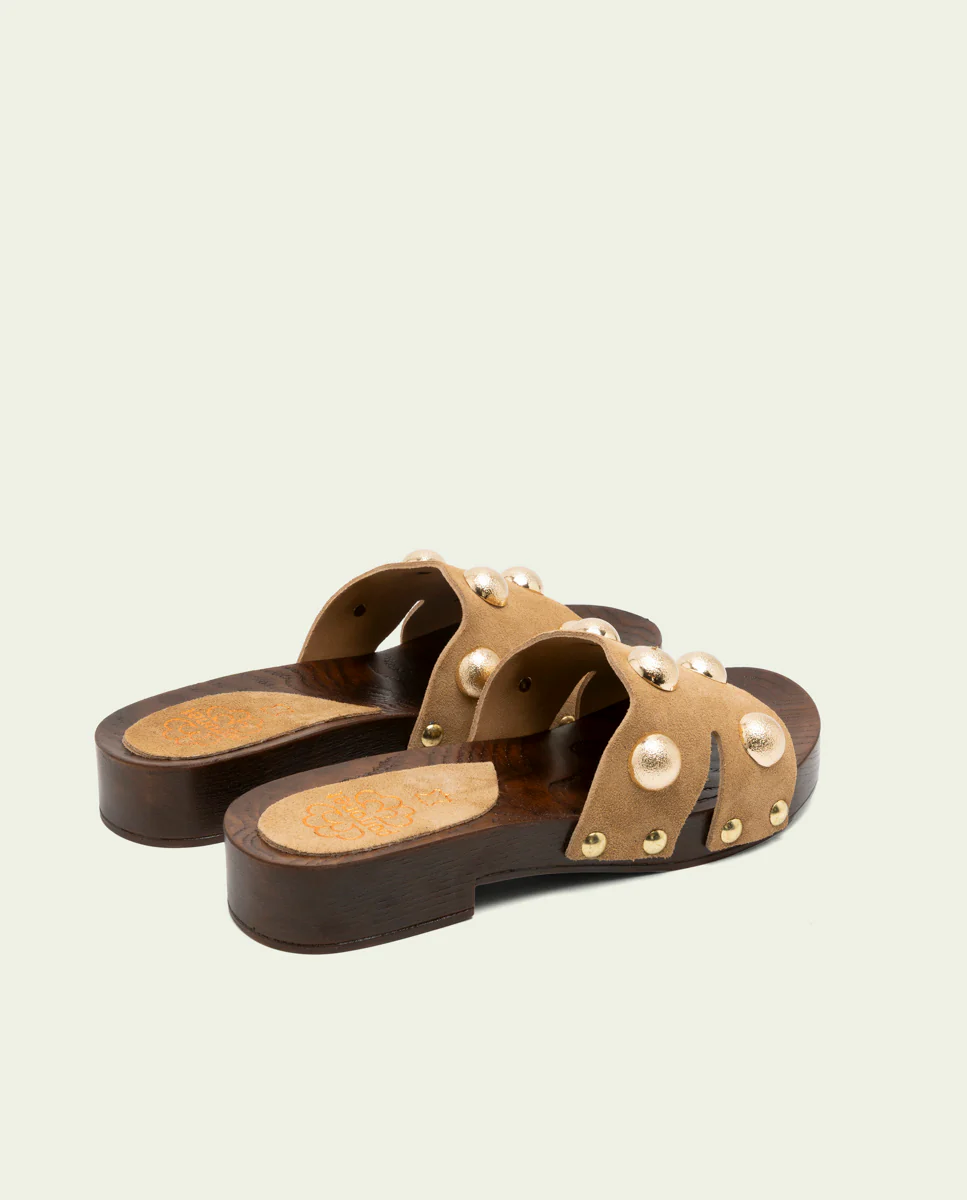 SANDALIA DE TACÓN DE PIEL TACHUELAS GIANNA CAMEL - Image 3
