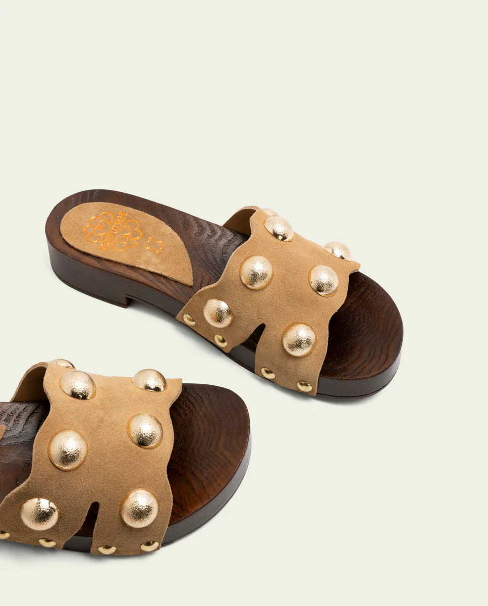 SANDALIA DE TACÓN DE PIEL TACHUELAS GIANNA CAMEL - Image 4