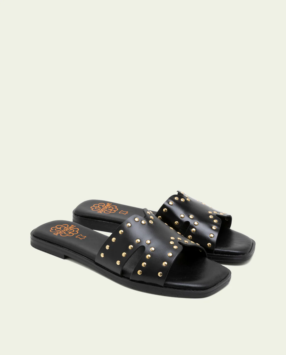 SANDALIA PLANA DE PIEL CON TACHUELAS BECCA NEGRO - Image 4