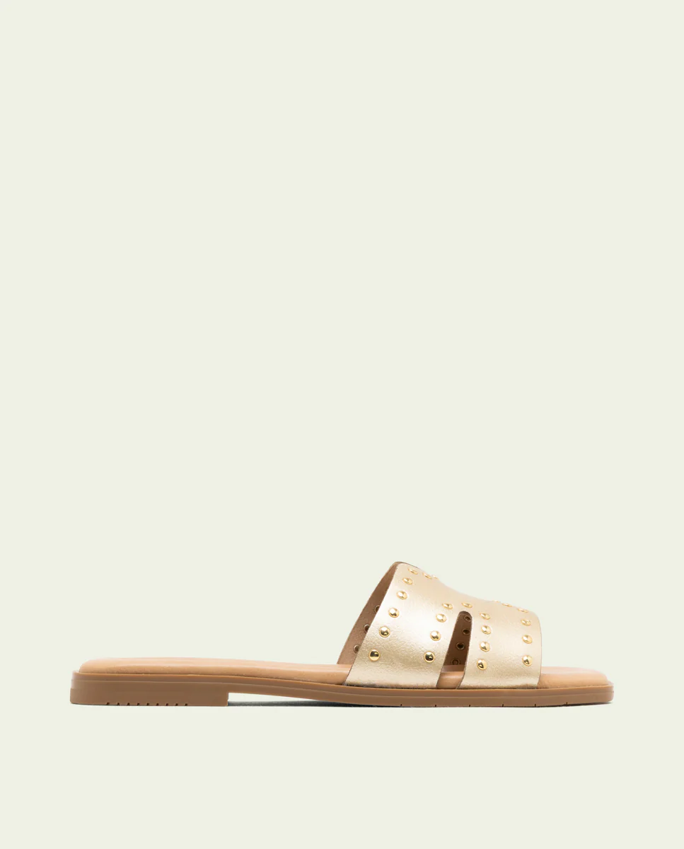 SANDALIA PLANA DE PIEL CON TACHUELAS BECCA ORO
