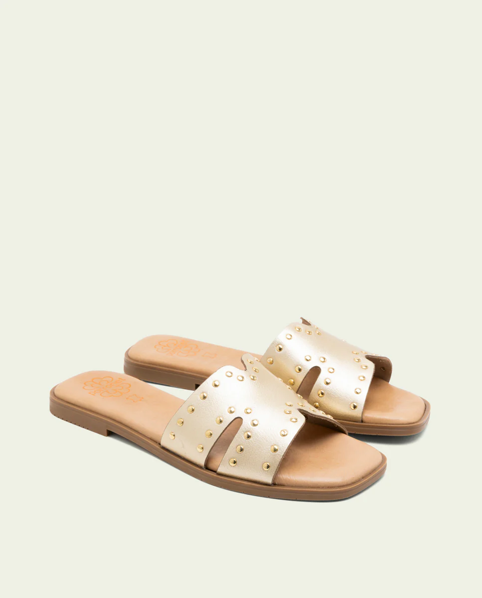 SANDALIA PLANA DE PIEL CON TACHUELAS BECCA ORO - Image 2