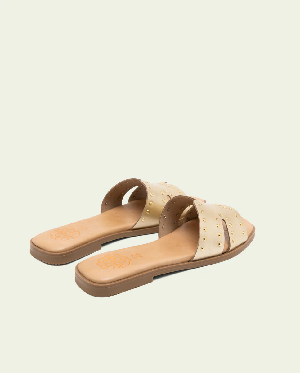 SANDALIA PLANA DE PIEL CON TACHUELAS BECCA ORO - Image 3