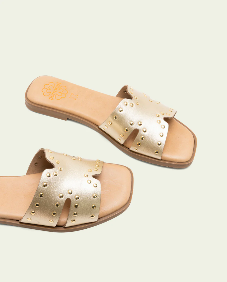 SANDALIA PLANA DE PIEL CON TACHUELAS BECCA ORO - Image 4