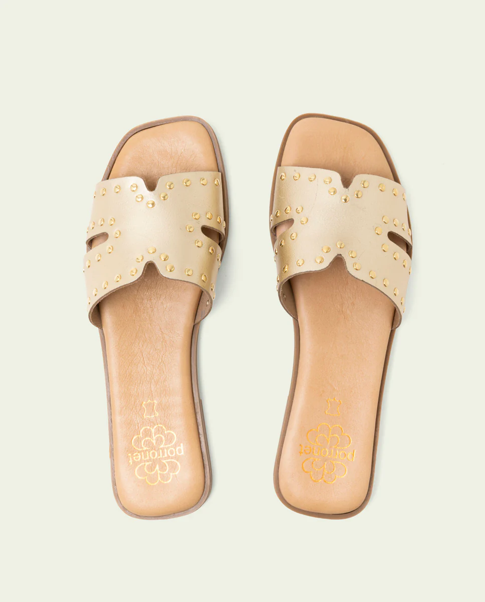 SANDALIA PLANA DE PIEL CON TACHUELAS BECCA ORO - Image 5