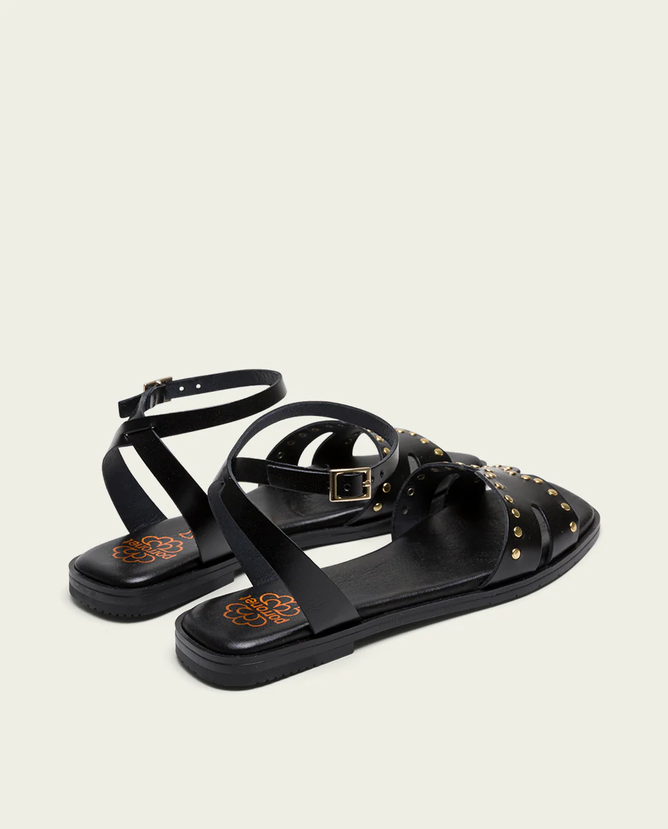 SANDALIA PLANA DE PIEL CON TACHUELAS NEGRO VIKA - Image 3
