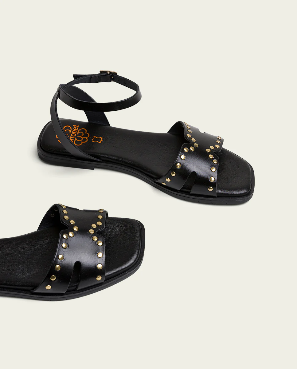 SANDALIA PLANA DE PIEL CON TACHUELAS NEGRO VIKA - Image 4