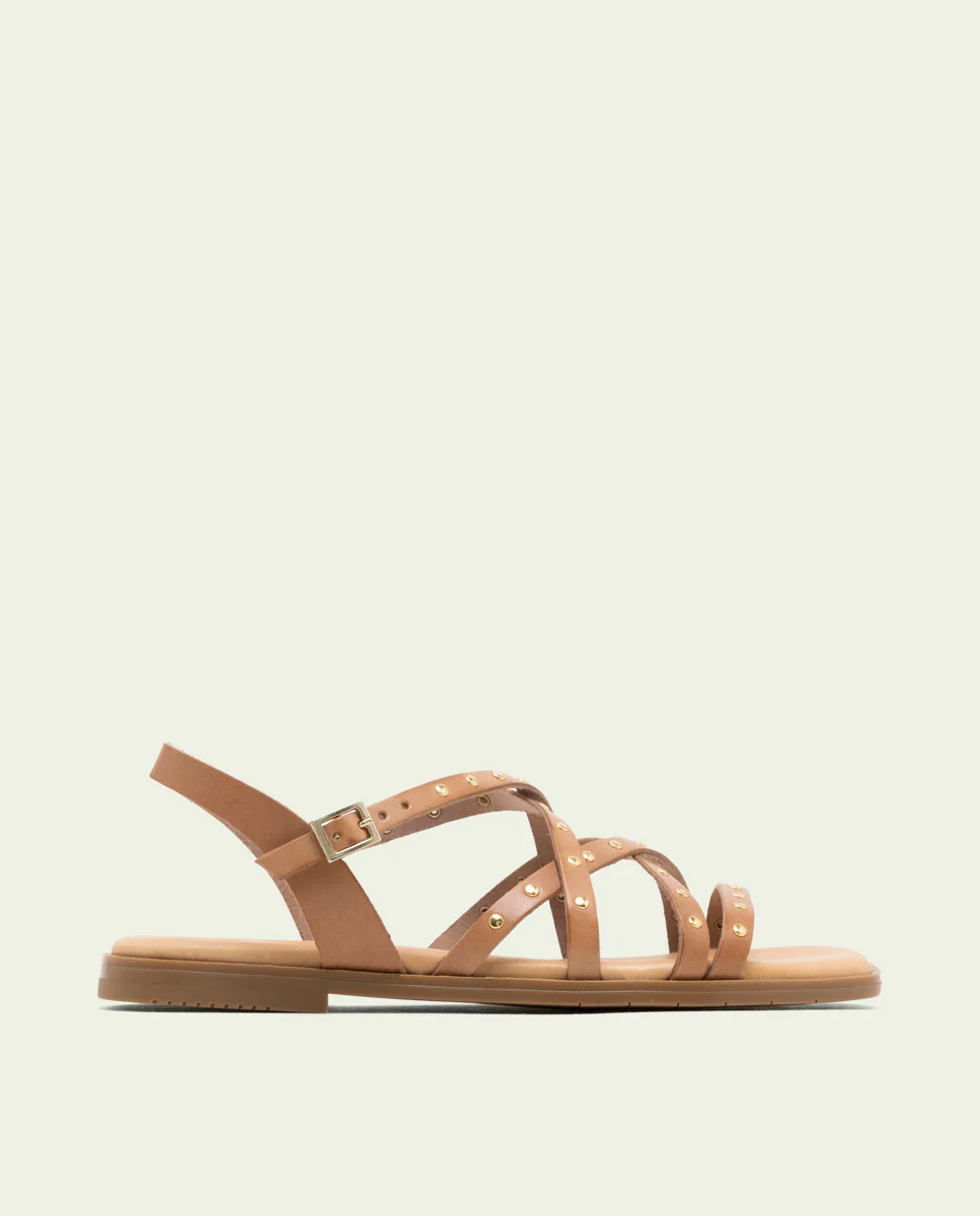 SANDALIA PLANA DE PIEL DE TIRAS CON TACHUELAS BLAIR TAUPE