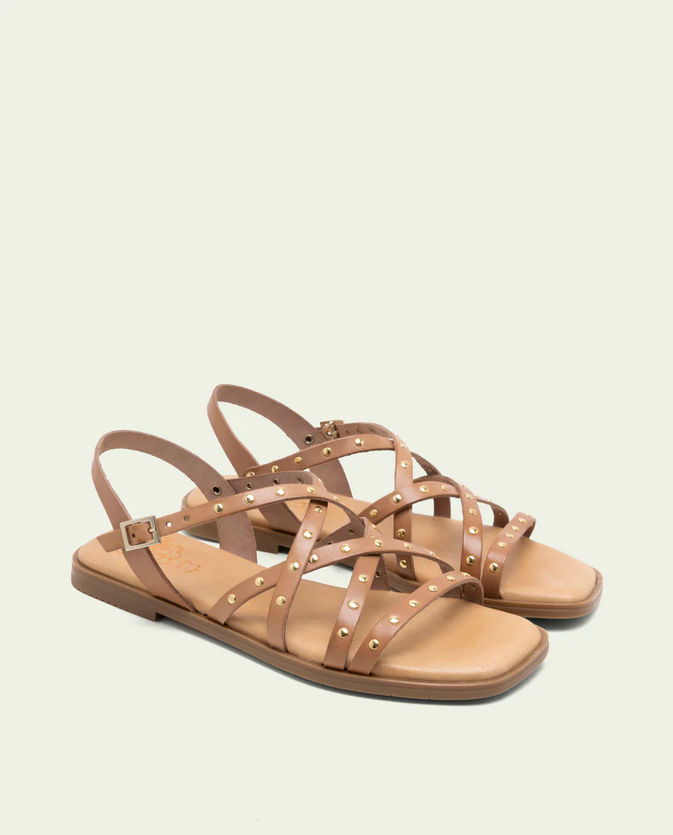 SANDALIA PLANA DE PIEL DE TIRAS CON TACHUELAS BLAIR TAUPE - Image 2