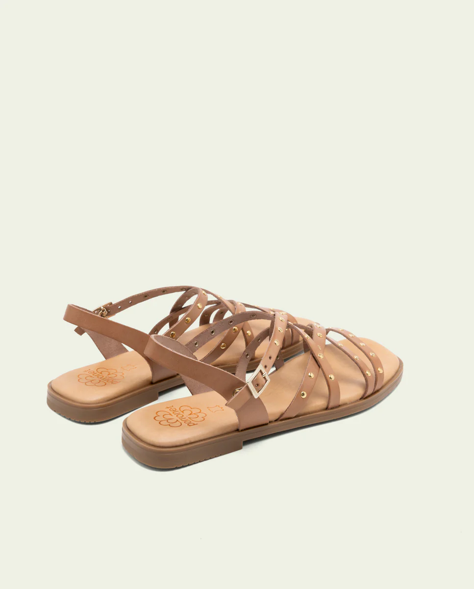 SANDALIA PLANA DE PIEL DE TIRAS CON TACHUELAS BLAIR TAUPE - Image 3