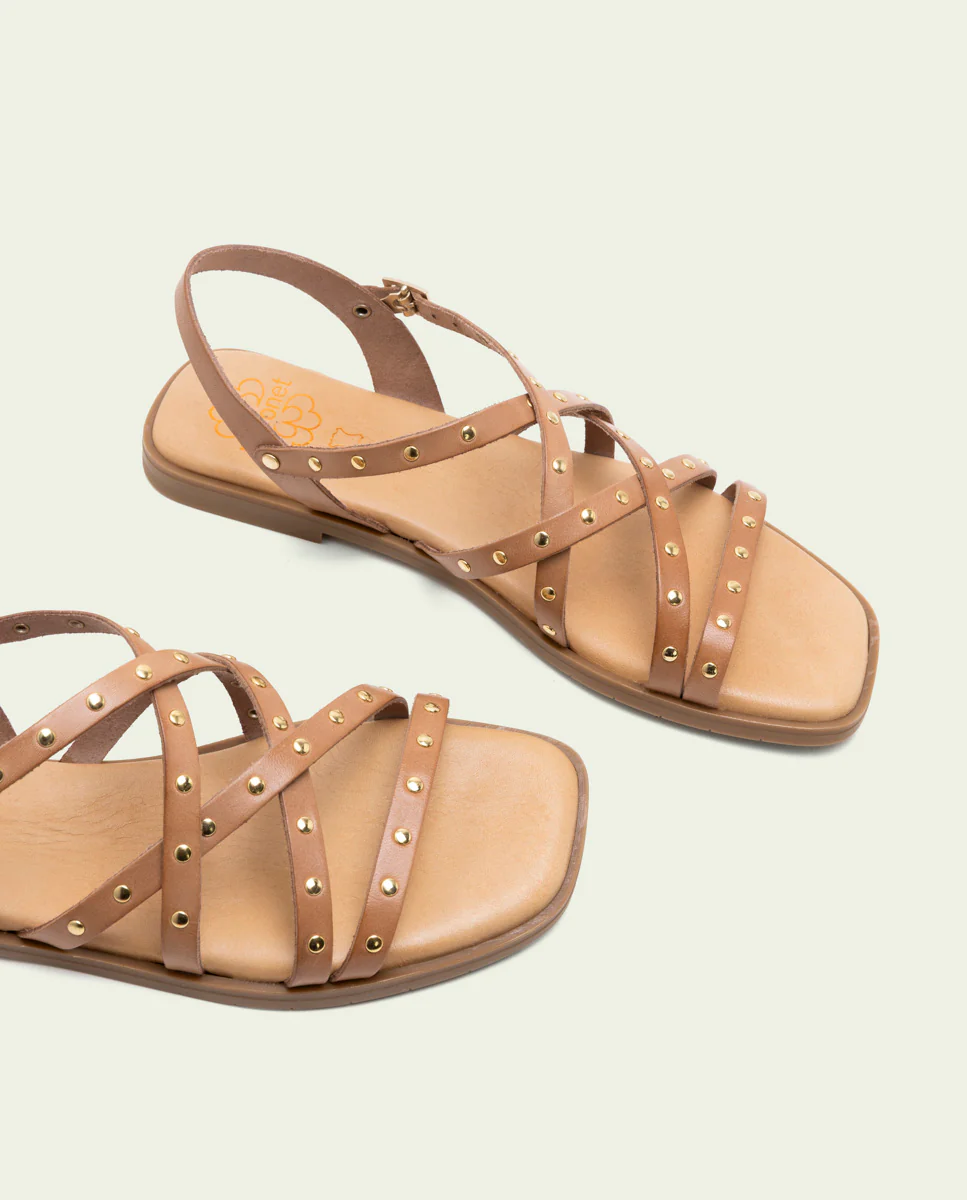 SANDALIA PLANA DE PIEL DE TIRAS CON TACHUELAS BLAIR TAUPE - Image 4