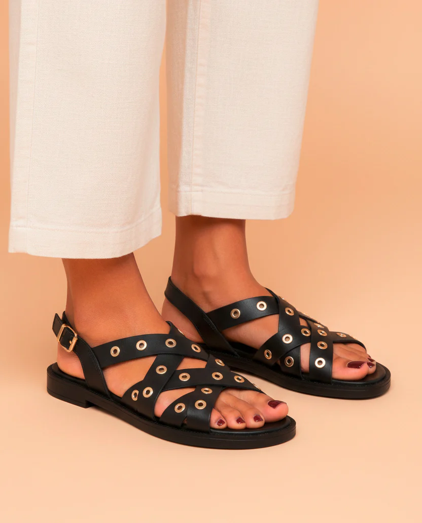 SANDALIA PLANA DE PIEL TACHUELAS CHLOE NEGRO