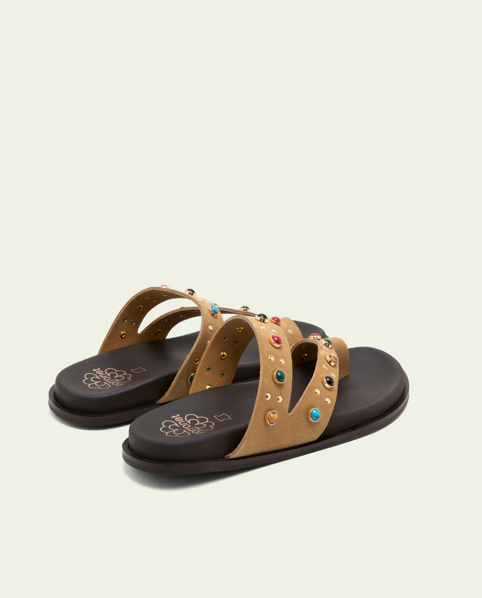 SANDALIA PLANA DE PIEL TACHUELAS HANNAH CAMEL - Image 3