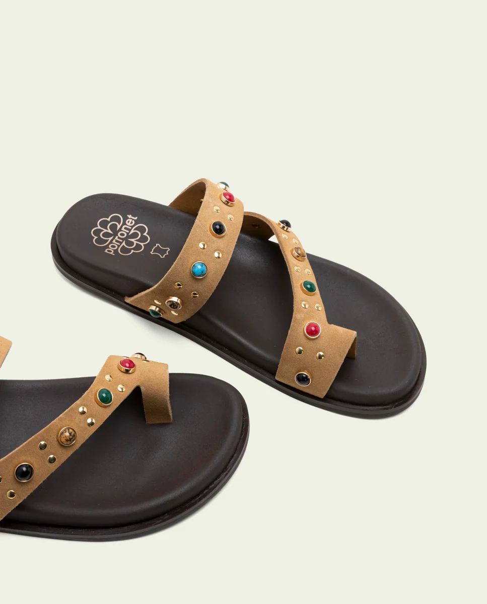 SANDALIA PLANA DE PIEL TACHUELAS HANNAH CAMEL - Image 4