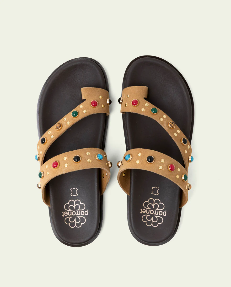 SANDALIA PLANA DE PIEL TACHUELAS HANNAH CAMEL - Image 5